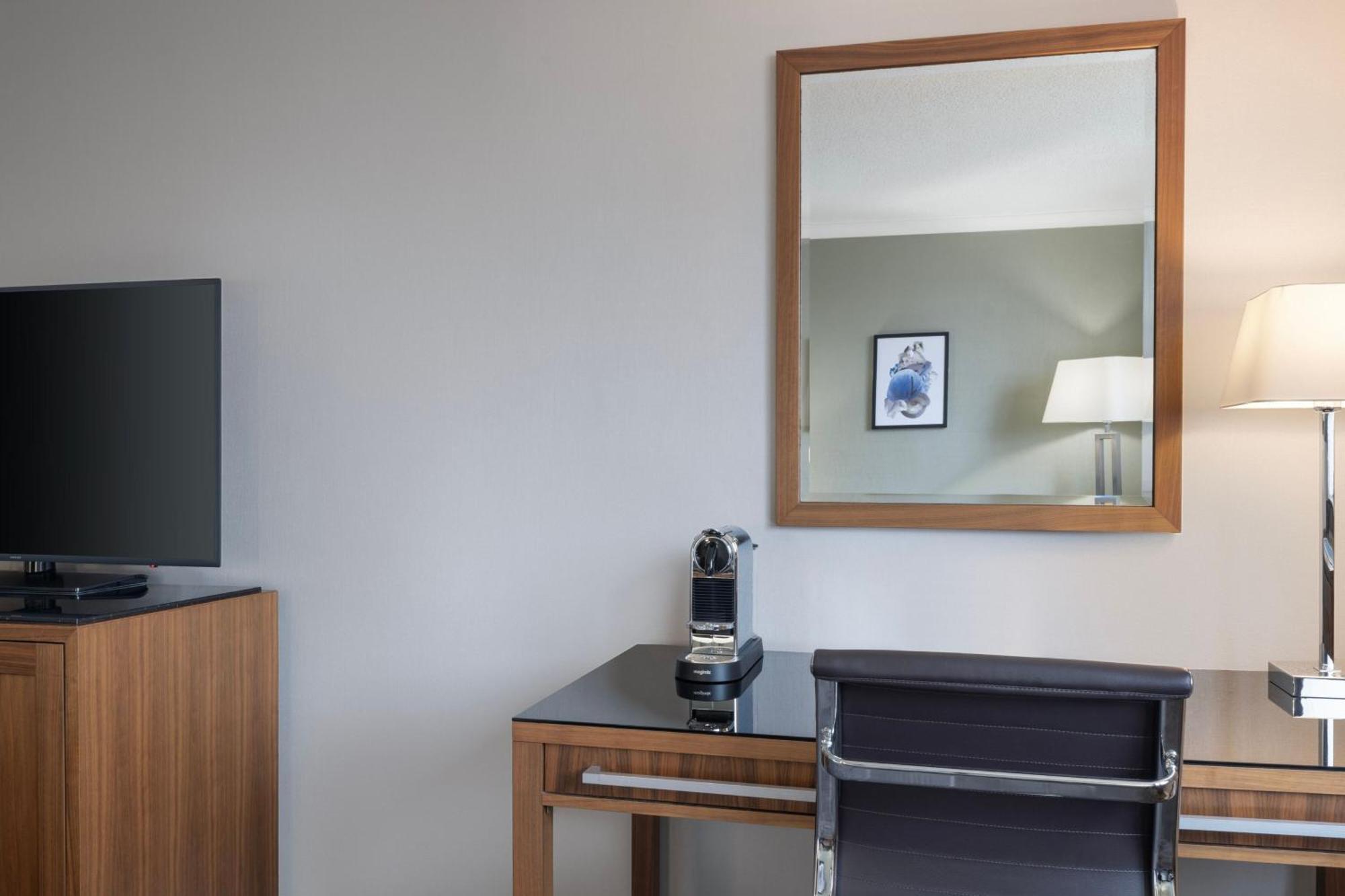 Delta Hotels By Marriott Swansea Bagian luar foto