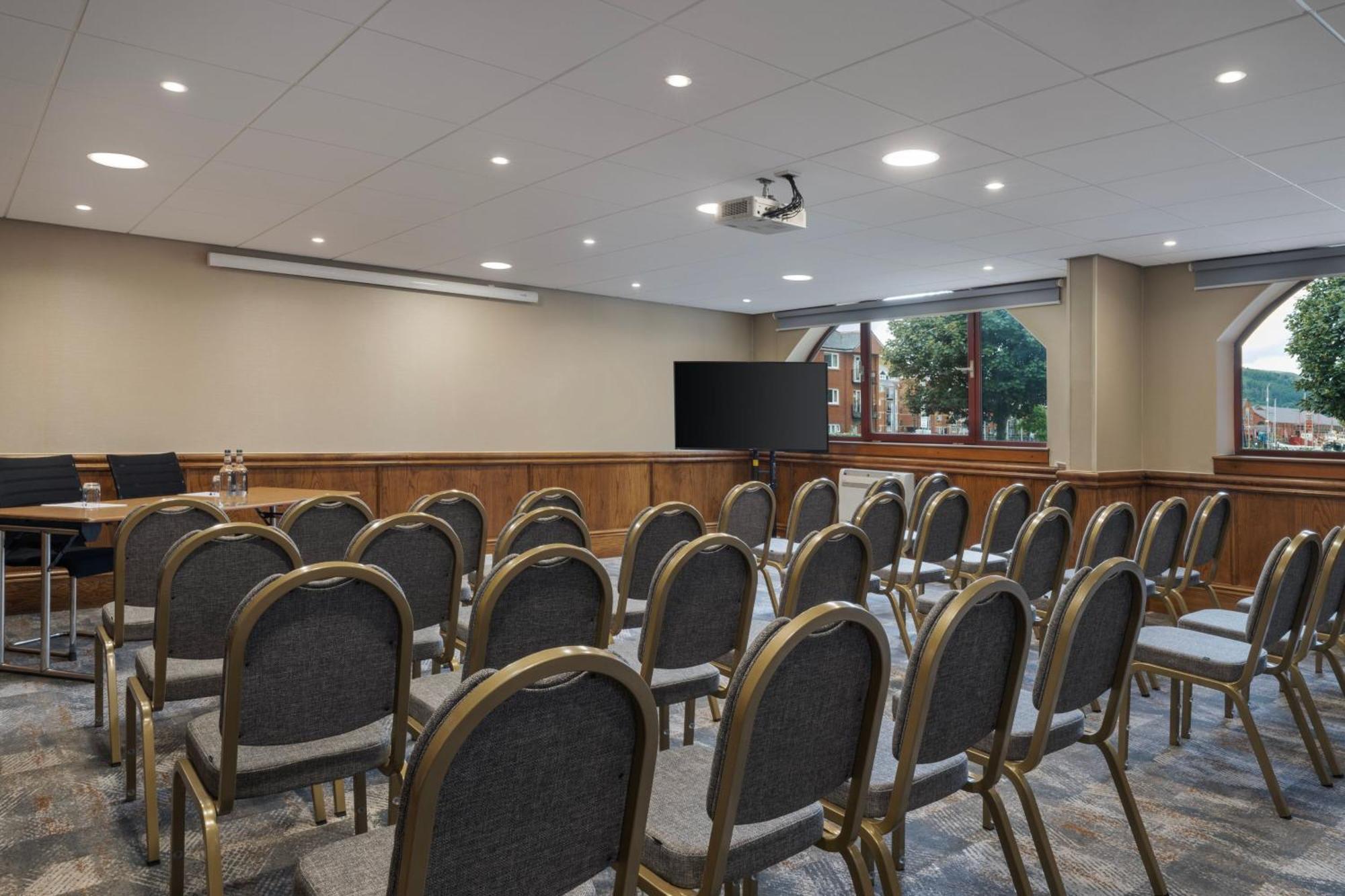 Delta Hotels By Marriott Swansea Bagian luar foto
