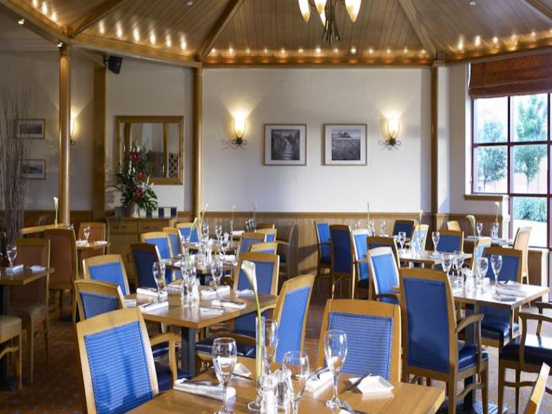 Delta Hotels By Marriott Swansea Bagian luar foto